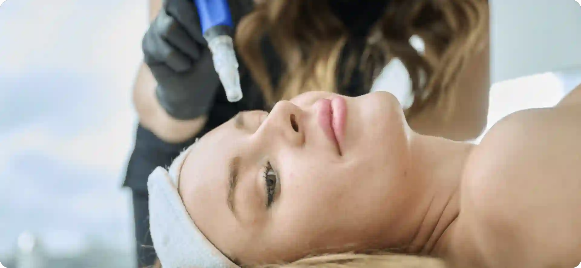 How Do Microneedles Trigger New Collagen and Elastin in Loose Skin Basildon?